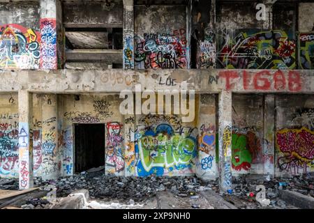 Die Ruinen von CFS Lac St. Denis, Québec, Kanada und seine Graffiti- und Bauschäden. Stockfoto