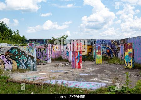 Die Ruinen von CFS Lac St. Denis, Québec, Kanada und seine Graffiti- und Bauschäden. Stockfoto