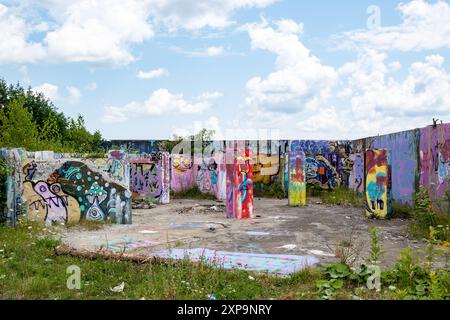 Die Ruinen von CFS Lac St. Denis, Québec, Kanada und seine Graffiti- und Bauschäden. Stockfoto
