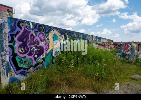 Die Ruinen von CFS Lac St. Denis, Québec, Kanada und seine Graffiti- und Bauschäden. Stockfoto
