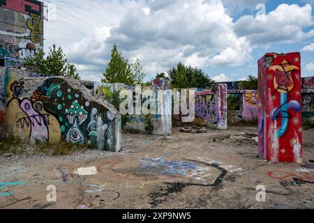 Die Ruinen von CFS Lac St. Denis, Québec, Kanada und seine Graffiti- und Bauschäden. Stockfoto