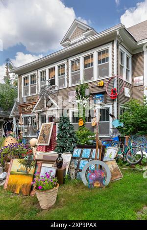 Kunstinstallationen und kuriose Artefakte im Vorhof und auf einem Haus im Süden von Minneapolis, Minnesota. Stockfoto