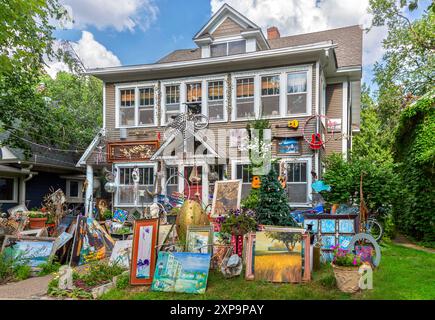 Kunstinstallationen und kuriose Artefakte im Vorhof und auf einem Haus im Süden von Minneapolis, Minnesota. Stockfoto