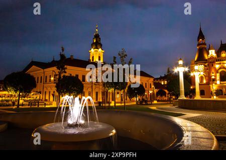 Wasserbrunnen in Piata Unirii ( Union Square ) bei Nacht im Zentrum von Oradea, Kreis Bihor, Rumänien Stockfoto