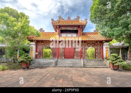 Grab von König Gia Long, Stadt Hue, Vietnam - 19. Juli 2024: Das Grab von König Gia Long (UNESCO-Weltkulturerbe) eine berühmte historische Stätte in Hue, Vietnam. Stockfoto