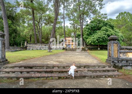 Grab von König Gia Long, Stadt Hue, Vietnam - 19. Juli 2024: Das Grab von König Gia Long (UNESCO-Weltkulturerbe) eine berühmte historische Stätte in Hue, Vietnam. Stockfoto