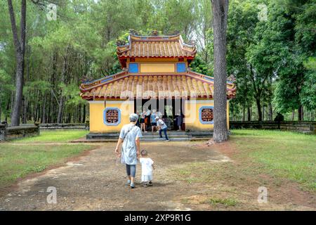 Grab von König Gia Long, Stadt Hue, Vietnam - 19. Juli 2024: Das Grab von König Gia Long (UNESCO-Weltkulturerbe) eine berühmte historische Stätte in Hue, Vietnam. Stockfoto