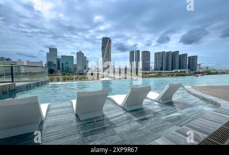 The Opera Residence, Ho-Chi-Minh-Stadt, Vietnam - 28. Juli 2024: Der Infinity-Pool der Opera Residence mit Blick auf die Thu-Thiem-2-Brücke in Ho-Chi-Minh-Stadt Stockfoto