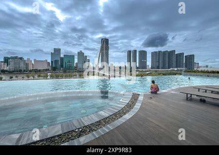 The Opera Residence, Ho-Chi-Minh-Stadt, Vietnam - 28. Juli 2024: Der Infinity-Pool der Opera Residence mit Blick auf die Thu-Thiem-2-Brücke in Ho-Chi-Minh-Stadt Stockfoto