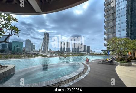 The Opera Residence, Ho-Chi-Minh-Stadt, Vietnam - 28. Juli 2024: Der Infinity-Pool der Opera Residence mit Blick auf die Thu-Thiem-2-Brücke in Ho-Chi-Minh-Stadt Stockfoto