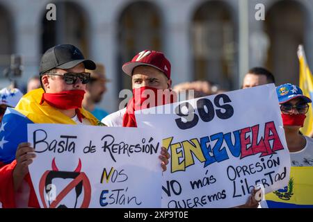 Lissabon, Portugal. August 2024. Demonstranten mit verdeckten Gesichtern werden während einer Kundgebung in der Praca de Comercio mit Spruchbändern gesehen. Die Venezolaner und die Unterstützer von Maria Corina Machado versammelten sich im Zentrum von Lissabon, um den Wahlbetrug der letzten Präsidentschaftswahlen abzulehnen, bei denen der derzeitige Präsident Nicolas Maduro Moros der Sieger war. Die Demonstration zielte auch darauf ab, die Freiheit Venezuelas zu unterstützen. (Foto: Jorge Castellanos/SOPA Images/SIPA USA) Credit: SIPA USA/Alamy Live News Stockfoto