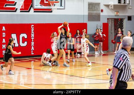 Ein Blackhawk Christian Spieler will den Ball nach einem Rebound in einem IHSAA Mädchen Basketballspiel an der Adams Central High School in der Nähe von Monroe, USA, passieren. Stockfoto