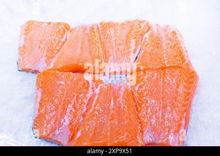 Lachssteaks auf Eis in einem Behälter in einem Supermarkt Stockfoto