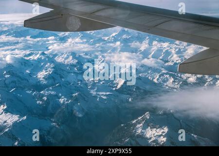 Luftaufnahme des Schnees in den Schweizer Alpen vom Passagierflug aus Stockfoto