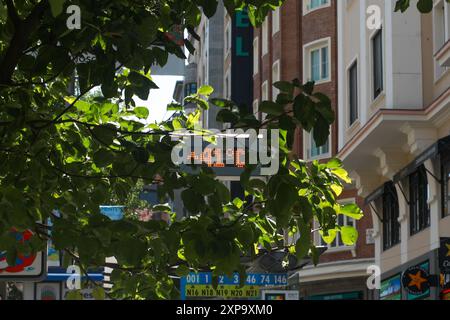 Madrid, Spanien. August 2024. Ein Thermometer misst 41 Grad Celsius im Zentrum von Madrid. Spanien leidet heutzutage unter aufeinanderfolgenden Hitzewellen. Quelle: SOPA Images Limited/Alamy Live News Stockfoto