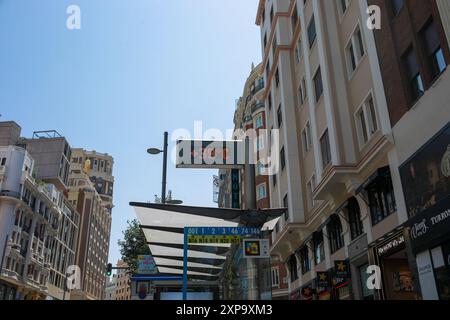 Madrid, Spanien. August 2024. Ein Thermometer misst 39 Grad Celsius im Zentrum von Madrid. Spanien leidet heutzutage unter aufeinanderfolgenden Hitzewellen. Quelle: SOPA Images Limited/Alamy Live News Stockfoto