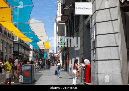 Madrid, Spanien. August 2024. Ein Thermometer misst 36 Grad Celsius im Zentrum von Madrid. Spanien leidet heutzutage unter aufeinanderfolgenden Hitzewellen. Quelle: SOPA Images Limited/Alamy Live News Stockfoto