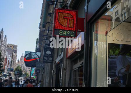 Madrid, Spanien. August 2024. Ein Thermometer misst 34 Grad Celsius im Zentrum von Madrid. Spanien leidet heutzutage unter aufeinanderfolgenden Hitzewellen. (Foto: David Canales/SOPA Images/SIPA USA) Credit: SIPA USA/Alamy Live News Stockfoto