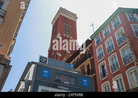 Madrid, Spanien. August 2024. Ein Thermometer misst 45 Grad Celsius im Zentrum von Madrid. Spanien leidet heutzutage unter aufeinanderfolgenden Hitzewellen. (Foto: David Canales/SOPA Images/SIPA USA) Credit: SIPA USA/Alamy Live News Stockfoto