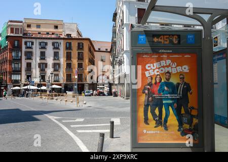 Madrid, Spanien. August 2024. Ein Thermometer misst 45 Grad Celsius im Zentrum von Madrid. Spanien leidet heutzutage unter aufeinanderfolgenden Hitzewellen. (Foto: David Canales/SOPA Images/SIPA USA) Credit: SIPA USA/Alamy Live News Stockfoto