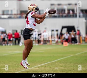 Santa Clara, Kalifornien, USA. Aug 04 2024 Santa Clara USA CA San Francisco 49ers Linebacker Fred Warner(54) reagiert auf den Ball während des Defensivtrainings im San Francisco 49ers Training Camp Day 10 in der SAP Performance Facility im Levi's Stadium Santa Clara Calif Thurman James/CSM Credit: CAL Sport Media/Alamy Live News Stockfoto