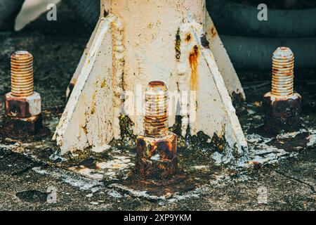 Rostige Schrauben, die eine Metallkonstruktion halten, zeigen Korrosion, ein häufiges Problem in der Ingenieurbranche. Stockfoto