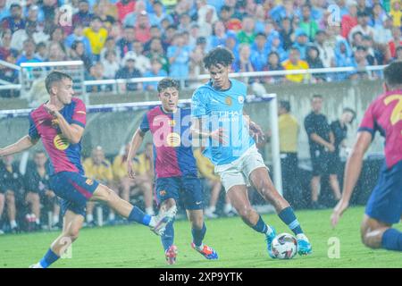 Orlando, Florida, USA, 30. Juli 2024, Manchester City FC Mittelfeldspieler Nico O'Reilly #75 versucht während der FC-Serie 2024 im Camping World Stadion die Spieler von Barcelona zu passieren. (Foto: Marty Jean-Louis/Alamy Live News Stockfoto