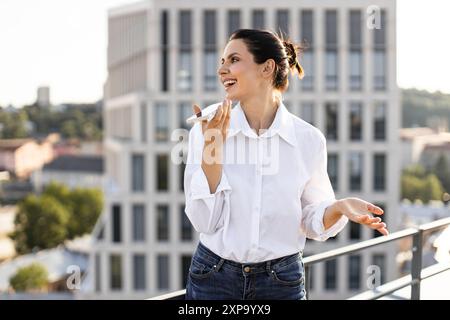 Frau telefoniert im Freien in urbaner Umgebung Stockfoto