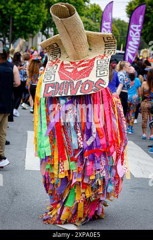 Während der jährlichen Karnevalsfeier begeben sich atemberaubende Künstler in extravagante Kostüme in den Mission District in San Francisco. Stockfoto