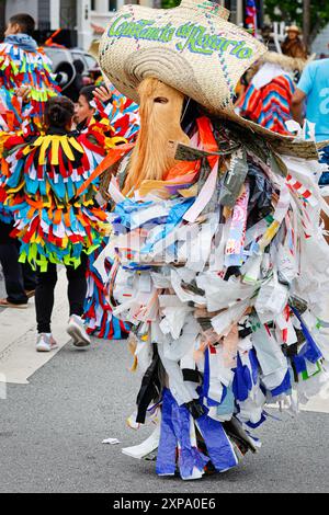 Während der jährlichen Karnevalsfeier begeben sich atemberaubende Künstler in extravagante Kostüme in den Mission District in San Francisco. Stockfoto