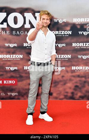 Steve Windolf bei der Deutschlandpremiere des Kinofilms 'Horizon' im Zoo Palast. Berlin, 04.08.2024 Stockfoto