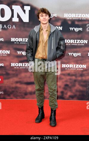 Frederic Balonier bei der Deutschlandpremiere des Kinofilms 'Horizon' im Zoo Palast. Berlin, 04.08.2024 Stockfoto