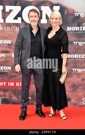 Guido Broscheit und Barbara Klein bei der Deutschlandpremiere des Kinofilms 'Horizon' im Zoo Palast. Berlin, 04.08.2024 Stockfoto