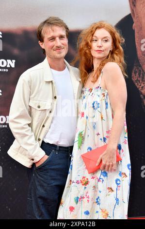 Marleen Lohse mit Partner Max Montgomery bei der Deutschlandpremiere des Kinofilms 'Horizon' im Zoo Palast. Berlin, 04.08.2024 Stockfoto