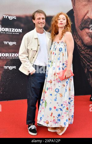 Marleen Lohse mit Partner Max Montgomery bei der Deutschlandpremiere des Kinofilms 'Horizon' im Zoo Palast. Berlin, 04.08.2024 Stockfoto