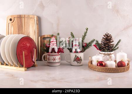 Schöner Neujahrs- und Weihnachtsküchenhintergrund mit Weihnachtsdekorationen und Küchenutensilien auf einer Marmorarbeitsfläche in einem modernen Interieur. Stockfoto