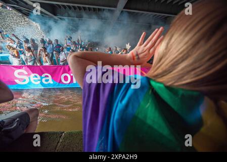 Wohlwollende jubeln vorbeifahrende Boote unter einer Brücke an, während der GEMEINSAM - Chanal Boat Pride. Der Amsterdamer „Chanal Boat Pride - Together“ ist einer der wichtigsten Höhepunkte des Amsterdamer Kalenders und kann rund 500.000 Menschen anziehen. Dies war die 27. Ausgabe. In diesem Jahr gab es 80 Boote, die am Mittag starteten und fünf bis sechs Stunden später ausliefen. Bei idealen Wetterbedingungen segelten sie vom Oosterdok über Nieuwe Herengracht, Amstel und Prinsengracht bis zum Westerdok. Viele Häuser waren in „Pride“-Farben dekoriert, mit einer stimmungsvollen und festlichen Atmosphäre entlang des Weges. Stockfoto