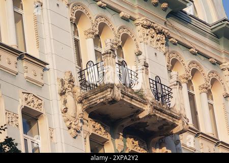 Wunderschöne Fassade mit Balkon eines klassischen Gebäudes. Architektur Stockfoto