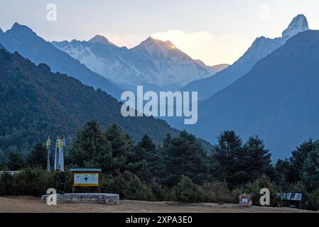 Mount Everest und Ama Dablam vom Aussichtspunkt Everest über dem Namche Basar Stockfoto