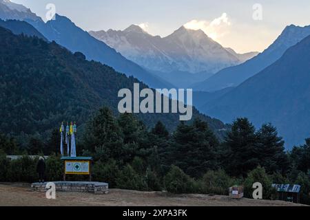 Mount Everest und Ama Dablam vom Aussichtspunkt Everest über dem Namche Basar Stockfoto