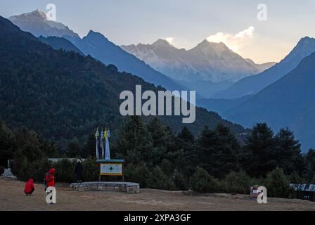 Mount Everest und Ama Dablam vom Aussichtspunkt Everest über dem Namche Basar Stockfoto