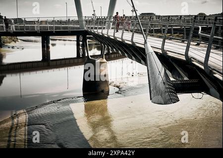 Millennium Bridge bei Lancaster spiegelt sich im Fluss Lune Stockfoto