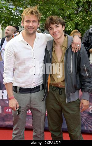 Steve Windolf und Frederic Balonier bei der Deutschlandpremiere des Kinofilms Horizon: An American Saga - Chapter 1 im Zoo Palast. Berlin, 04.08.2024 *** Steve Windolf und Frederic Balonier bei der deutschen Premiere des Films Horizon an American Saga Chapter 1 im Zoo Palast Berlin, 04 08 2024 Foto:XF.xKernx/xFuturexImagex Horizon 4832 Stockfoto