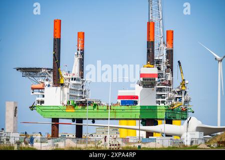 Eemshaven - Ein Plattformschiff für den Bau von Offshore-Windparks wird in Eemshaven verladen. ANP / Hollandse Hoogte Venema Media niederlande aus - belgien aus Stockfoto