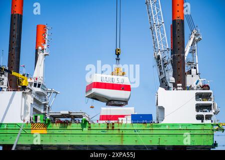 Eemshaven - Eine Bard 5,0-Turbine für eine Offshore-Windkraftanlage wird auf ein Plattformschiff in Eemshaven geladen. ANP / Hollandse Hoogte Venema Media niederlande aus - belgien aus Stockfoto