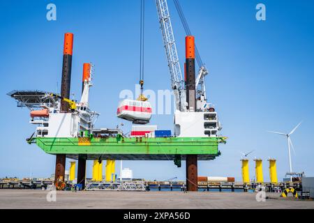 Eemshaven - Eine Bard 5,0-Turbine für eine Offshore-Windkraftanlage wird auf ein Plattformschiff in Eemshaven geladen. ANP / Hollandse Hoogte Venema Media niederlande aus - belgien aus Stockfoto