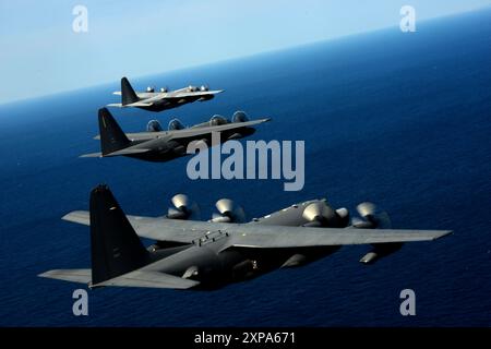 Von oben, die MC-130P Combat Shadow und die MC-130J Commando II, beide aus der 17th Special Operations Squadron zusammen mit einem MC-130H Combat Talon II f Stockfoto