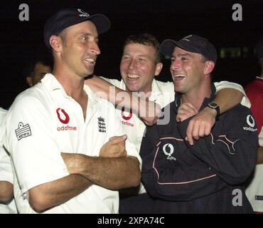 Aktenfoto vom 11.12.2000 des englischen Skippers Nasser Hussain (links) und Teamkollegen Michael Atherton (Mitte) und Graham Thorpe (rechts). Graham Thorpe ist im Alter von 55 Jahren verstorben, wie das England and Wales Cricket Board mitteilte. Ausgabedatum: Montag, 5. August 2024. Stockfoto