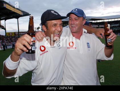 Aktenfoto vom 03.04.2004 von Mark Butcher (links) und Graham Thorpe. Graham Thorpe ist im Alter von 55 Jahren verstorben, wie das England and Wales Cricket Board mitteilte. Ausgabedatum: Montag, 5. August 2024. Stockfoto