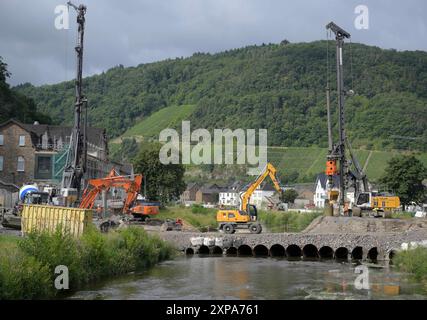 DEU , DEUTSCHLAND : nach der Flutkatastrophe / Unwetterkatastrophe im Ahrtal im Juli 2021 baut die Bahn AG die Ahrtalbahn neu , hier in Dernau , 17.07.2024 DEU , DEUTSCHLAND : nach der Hochwasserkatastrophe im Ahrtal im Juli 2021 baut die Deutsche Bahn AG hier in Dernau , 17.07.2024 *** DEU , die zerstörte Ahrtalbahn wieder auf DEUTSCHLAND nach der Hochwasserkatastrophe im Ahrtal im Juli 2021 baut die Deutsche Bahn AG hier in Dernau , 17 07 2024 DEU , die zerstörte Ahrtalbahn wieder auf . DEUTSCHLAND nach der Hochwasserkatastrophe im Ahrtal im Juli 2021 ist die Deutsche Bahn AG Re Stockfoto